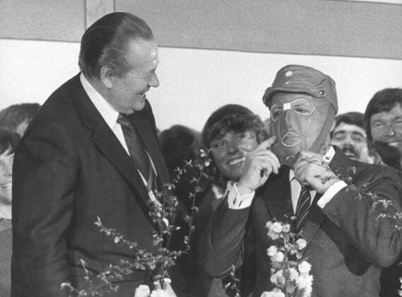 NOK Praesident Willy Daume brachte Bundeskanzler Helmut Schmidt eine Kaelteschutzmaske als Geschenk aus Lake Placid mit, als dieser die deutschen Olympia Teilnehmer im Kanzleramt begruesste. Bonn den 16.04.1980, Bonn Deutschland Copyright: xThomasxImox