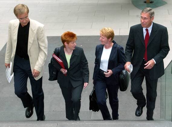 Dietmar Bartsch, Bundesgeschäftsfuehrer der PDS, Petra Pau, stellvertrtende Bundesvorsitzende der PDS, Gabi Zimmer, Bundesvorsitzende der PDS, und Roland Claus, Fraktionsvorsitzender der PDS im Bundestag, Berlin, 31.07.2002, Berlin Deutschland Copyright: xAndreasxNollx