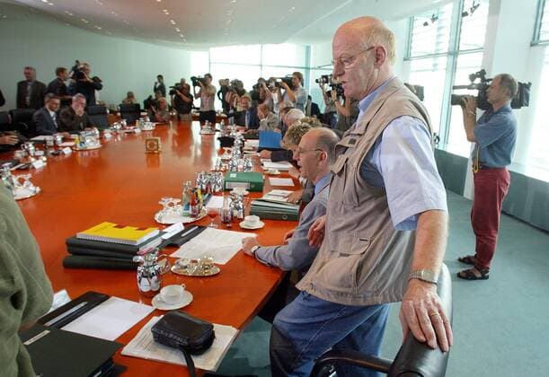 Dr. Peter Struck , Bundesverteidigungsminister, SPD , nimmt am Kabinettstisch platz. Berlin , den 21.08.2002 , Berlin Deutschland Copyright: xThomasxImox