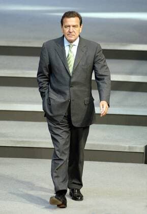 Bundeskanzler Gerhard Schroeder , SPD , betritt den Bundestag. Berlin , den 12.09.2002 Berlin Deutschland Copyright: xThomasxImox