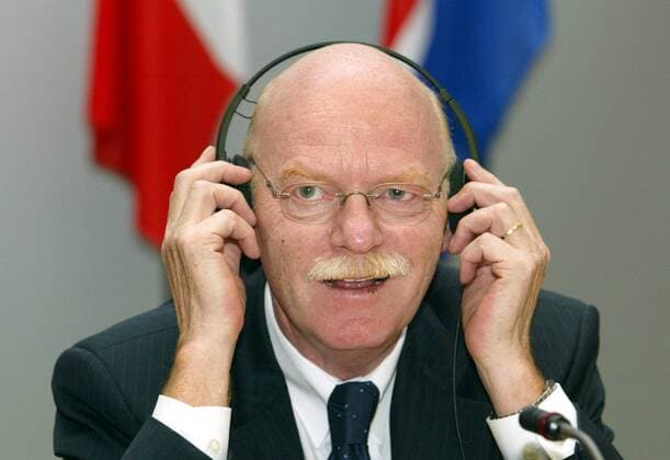Bundesverteidigungsminister Peter Struck, SPD, mit Kopfhoerern im Uebungszentrum des Heeres in Wildflecken, 19.09.2002, Wildflecken Deutschland Copyright: xThomasxKoehlerx