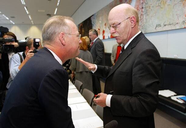 Bundesverteidigungminister Peter Struck , SPD, im Gespraech mit Rudolf Scharping. , Berlin , den 24.09.2002 Berlin Deutschland Copyright: xThomasxImox