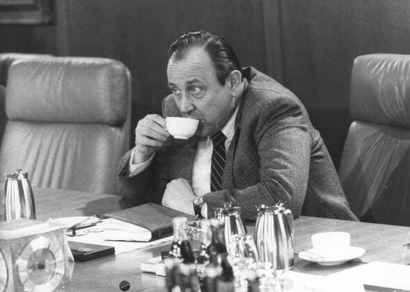 Bundesaussenminister Hans Dietrich Genscher, FDP, trinkt Kaffee im Kabinettsaal. Bonn den 31.01.1980, Bonn Deutschland Copyright: xThomasxImox