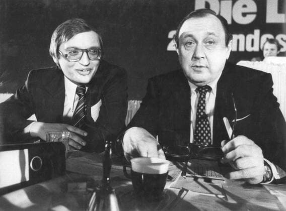 Bundesaussenminister Hans-Dietrich Genscher , FDP , mit dem neuen FDP- Bundesgeschaeftsfuehrer Guenter Verheugen . Bonn , den 23.11.1976 Bonn Deutschland Copyright: xphotothekx