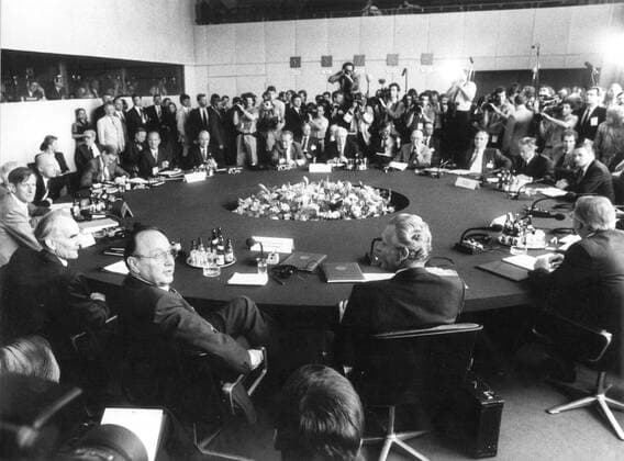 2 + 4 Verhandlungen in Bonn . Am runden Tisch im Weltsaal des Auswaertigen Amtes trafen trafen sich die sechs Aussenminister zu den Abschlussgespraechen. Markus Meckel , AM der DDR , Bundesaussenminister Hans-Dietrich Genscher , FDP, Eduard Schewardnadse , AM der UDSSR , James Baker , AM der USA , Roland Dumas , AM von Frankreich und Douglas Hurd , AM von England . Hier im Weltsaal Bonn , den 05.05.1990 Â Bonn Deutschland Copyright: xThomasxImox