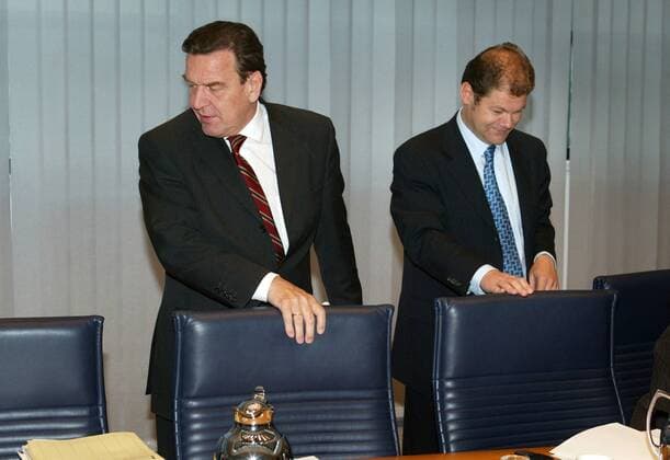 Bundeskanzler Gerhard Schroeder (l), SPD, und Olaf Scholz, designierter SPD Generalsekretaer, vor Beginn der Koalitionsverhandlungen. Berlin, 08.10.2002, Berlin Deutschland Copyright: xThomasxKoehlerx