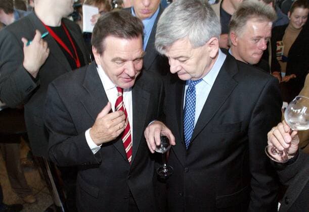 Koalitionsvereinbarung zwischen SPD und Gruene : Bundeskanzler Gerhard Schroeder (l), SPD, und Bundesaussenminister Joschka Fischer, Gruene, nach der Unterzeichnung des Vertrags. Berlin, 16.10.2002, Berlin Deutschland Copyright: xThomasxKoehlerx