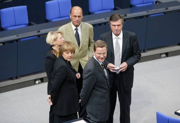 Konstituierende Sitzung des Deutscher Bundestag : (v. r.) Wolfgang Gerhardt, FDP Fraktionsvorsitzender, Guido Westerwelle, FDP Parteivorsitzender, Laurenz Meyer, CDU Generalsekretaer, Angela Merkel, CDU Partei- und Fraktionsvorsitzende, und Cornelia Pieper, FDP Generalsekretaerin. Berlin, 17.10.2002, Â Berlin Deutschland Copyright: xThomasxKoehlerx