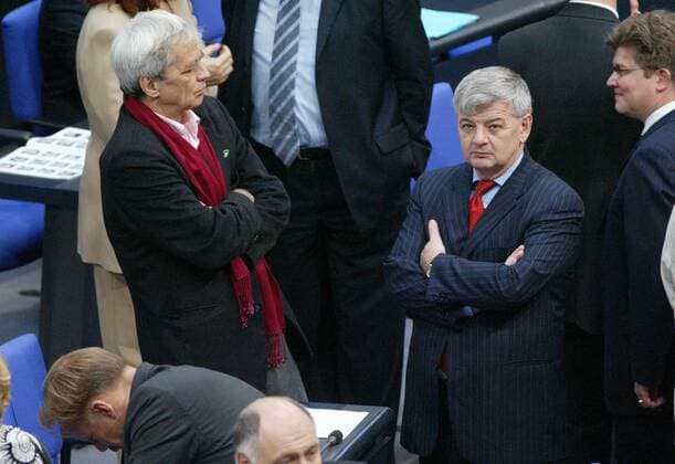 Konstituierende Sitzung des Deutscher Bundestag : Bundesaussenminister Joschka Fischer (r), Gruene, und Hans-Christian Stroebele, Gruene. Berlin, 17.10.2002, Berlin Deutschland Copyright: xThomasxKoehlerx
