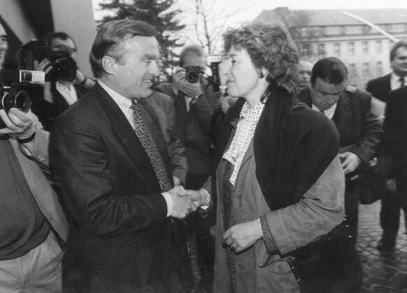 Wirtschaftsminister Helmut Hausmann traf in Bonn mit seiner DDR Amtskollegin Christa Luft zusammen. Bonn den 17.01.1990, Bonn Deutschland Copyright: xThomasxImox