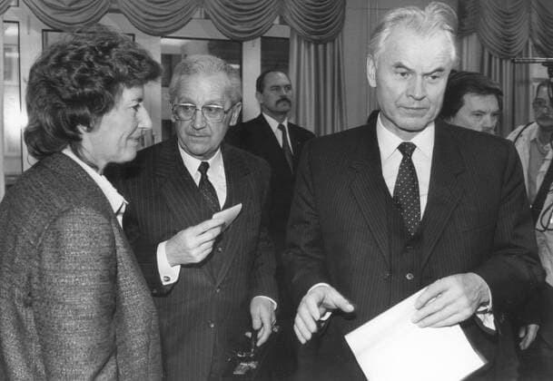 DDR-Ministerpraesident Hans Modrow (re), daneben Aussenhandelsminister Gerhard Beil und Wirtschaftsministerin Christa Luft. Berlin den 14.02.1990, Berlin Deutschland Copyright: xphotothekx