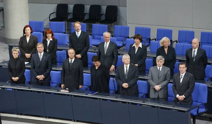Die Mitglieder des Bundeskabinetts nehmen vor ihrer Vereidigung im Bundestag auf der Regierungsbank platz: vorne v. r.: Bundeskanzler Gerhard Schroeder, SPD, Joschka Fischer (Gruene, Aeusseres), Otto Schily (SPD, Inneres), Brigitte Zypries (SPD, Justiz), Hans Eichel (SPD, Finanzen), Wolfgang Clement (SPD, Wirtschaft und Arbeit), Renate Kuenast (Gruene, Verbraucherschutz). Hinten v. r.: Peter Struck (SPD, Verteidigung), Renate Schmidt (SPD, Familie), Ulla Schmidt (SPD, Gesundheit und Soziales), Manfred Stolpe (SPD, Verkehr), Juergen Trittin (Gruene, Umwelt), Edelgard Bulmahn (SPD, Forschung), Heidemarie Wieczorek-Zeul (SPD, Entwicklungshilfe). Kabinett. Berlin, 22.10.2002, Berlin Deutschland Copyright: xThomasxKoehlerx