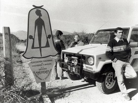 Freunde und Mitglieder der Colonia Dignidad blockieren eine oeffentliche Zufahrtsstrasse zum Colonia Gelaende . 25.10.1989 , Colonia Dignidat Chile Copyright: xphotothekx
