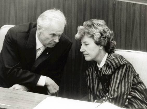 DDR Ministerpraesident Hans Modrow und seine Stellvertreterin , die Wirtschaftsministerin Christa Luft ( SED ) . Berlin , den 21.11.1989 , Berlin DDR Copyright: xphotothekx