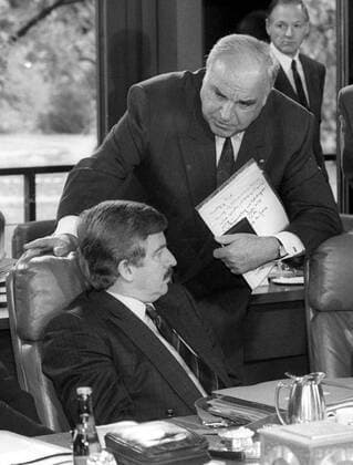 Kabinett . Bundeskanzler Helmut Kohl , CDU, im Gespraech mit Bundesbildungsminister und Vizekanzler Juergen W. Moellemann , FDP, Bonn im Oktober 1992 Bonn Deutschland Copyright: xThomasxImox