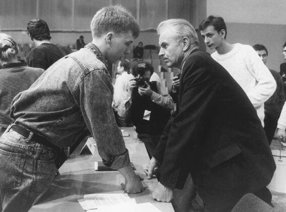 Ministerpraesident Hans Modrow im Gespraech mit einem Jugendlichen wahrend des SED Parteitages. Berlin den 13.12.1989, Berlin Deutschland Copyright: xThomasxImox