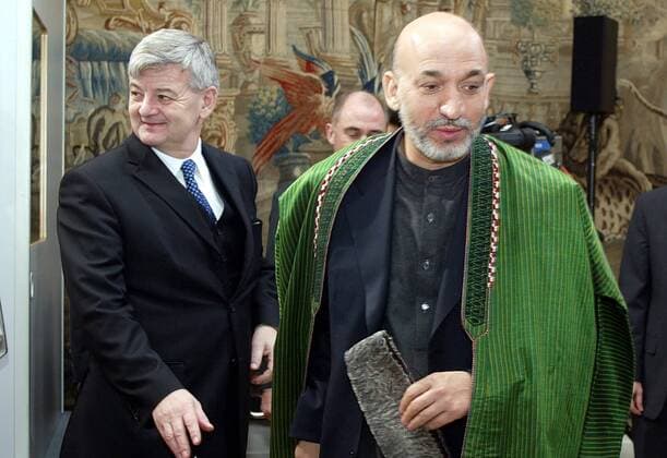 Afghanistan - Konferenz. Bundesaussenminister Joschka Fischer , Gruene, mit afghanistans Praesident Hamid Karzai (re), Koenigswinter, den 02.12.2002 Koenigswinter Deutschland Copyright: xThomasxImox