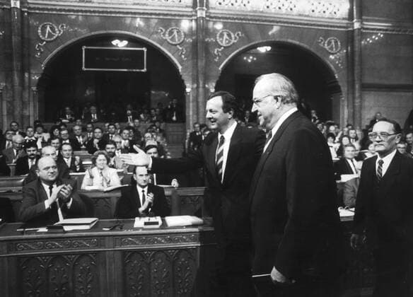Nach seiner Rede im ungarischen Parlament wird Bundeskanzler Helmut Kohl von Parlamentspraesident Istavan Fodor zu seinem Platz geleitet. Budapest den 19.12.1989, Â Budapest Ungarn Copyright: xThomasxImox