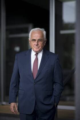 Prof. Dr. Peter Hartz DEU, Deutschland, Germany, Berlin, 09.05.2017 Prof. Dr. Peter Hartz, Vorsitzender der Regierungskommission fuer Moderne Dienstleistungen am Arbeitsmarkt 2002 in Berlin. Portrait Prof. Dr. Peter Hartz, policy adviser and founder of the Hartz IV reform in Germany, Agenda 2010, in Berlin