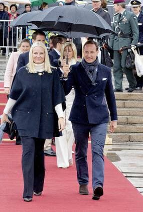 10-05-2017 Norway Royal guests arrive for a lunch at the Royal Yacht, Norge, to celebrate the 80th birthdays of King Harald V and Queen Sonja in Oslo. Prince Haakon and Princess Mette Marit  Copyright: xppe nieboerx