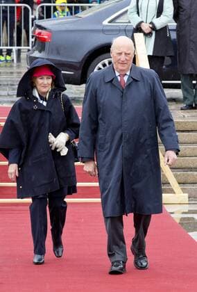 10-05-2017 Norway Royal guests arrive for a lunch at the Royal Yacht, Norge, to celebrate the 80th birthdays of King Harald V and Queen Sonja in Oslo.  Copyright: xppe nieboerx
