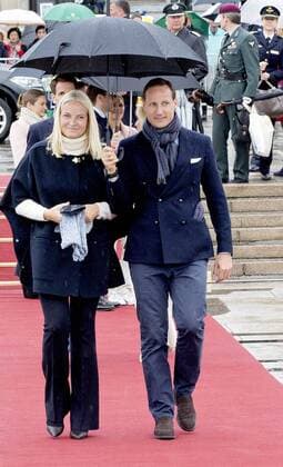 10-05-2017 Norway Royal guests arrive for a lunch at the Royal Yacht, Norge, to celebrate the 80th birthdays of King Harald V and Queen Sonja in Oslo. Prince Haakon and Princess Mette Marit  Copyright: xppe nieboerx
