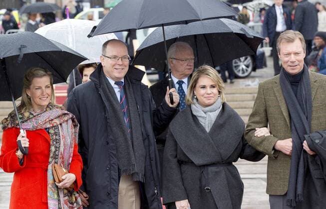 10-05-2017 Norway Royal guests arrive for a lunch at the Royal Yacht, Norge, to celebrate the 80th birthdays of King Harald V and Queen Sonja in Oslo. Grand Duke Henri and Grand Duchess Maria Teresa Prince Albert of Monaco Sophie, countess of Wessex  Copyright: xppe nieboerx