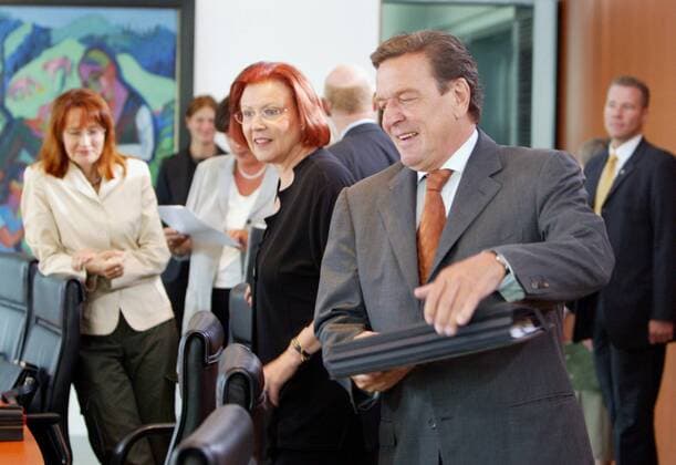 Bundeskanzler Gerhard Schroeder , SPD , im Kabinett . Links Bundesbildungsministerin Edelgard Bulmahn und Bundesentwicklungsministerin Heidemarie Wieczorek-Zeul (M) , beide SPD . Berlin , 19.08.2003, Berlin Deutschland Copyright: xphotothek.netx
