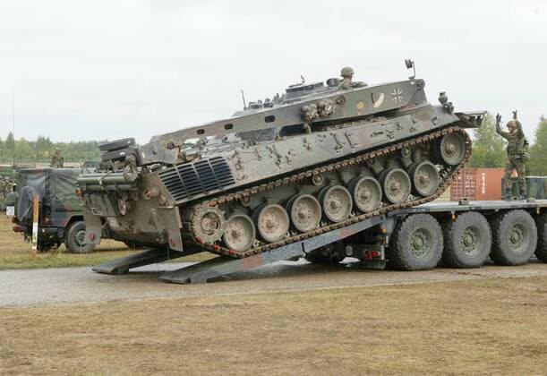 Ein Bergepanzer 2 wird von einem Schwerlasttransporter SLT 50-3 Elephant abgeladen, . Ulm, den 08.09.2003 Ulm Deutschland Copyright: xThomasxImox