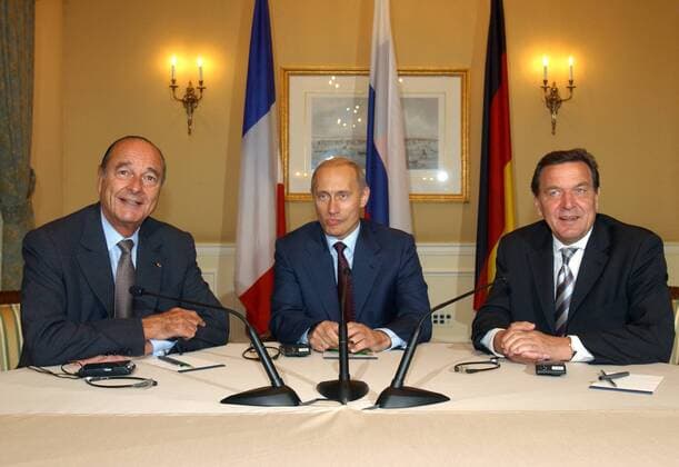 Bundeskanzler Gerhard Schroeder (r), SPD , bei einem gemeinsamen Treffen mit den Staatspraesidenten von Russland , Wladimir Putin (M), und Frankreich , Jacques Chirac , in New York . USA , 23.09.2003 , New York USA Copyright: xphotothek.netx