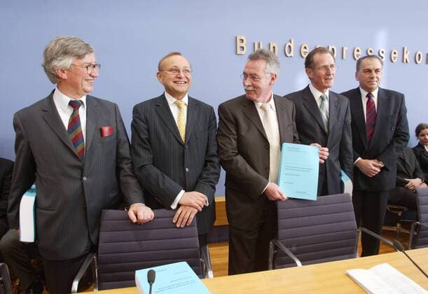 Sachvertaendigenrat zur Begutachtung der gesamtwirtschaftlichen Entwicklung praesentiert das Jahresgutachten 2003 2004 . V. l. Juergen Kromphardt , Wolfgang Franz , Wolfgang Wiegard (Vorsitzender) , Bert Ruerup und Axel A. Weber . Berlin , 12.11.2003 , Berlin Deutschland Copyright: xThomasxKoehlerx