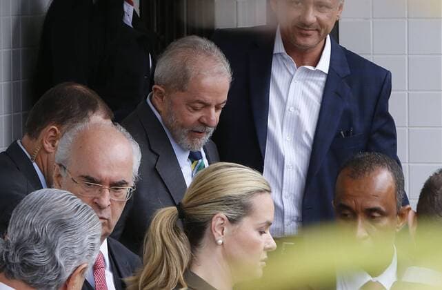 Former Brazilian president Luiz Inacio Lula da Silva (C-L) leaves a lawyer s office before heading to the Federal Court of Justice in Curitiba, Parana, Brazil, 10 May 2017. Brazil s Supreme Court of Justice (SCJ) denied the request of Lula s defense to suspend his interrogation by justice Moro on a corruption case. JUSTICE DENIES LULA S REQUEST TO SUSPEND INTERROGATION !ACHTUNG: NUR REDAKTIONELLE NUTZUNG!  Copyright: xHedesonxAlvesx CUR001 20170510-636300410071852278