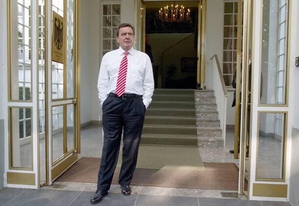 Bundeskanzler Gerhard Schroeder , SPD , steht im Haupteingang zum Palais Schaumburg, dem alten Kanzleramt in Bonn , Bonn , den 03.09.2004 , Bonn Deutschland Copyright: xThomasxImoxx