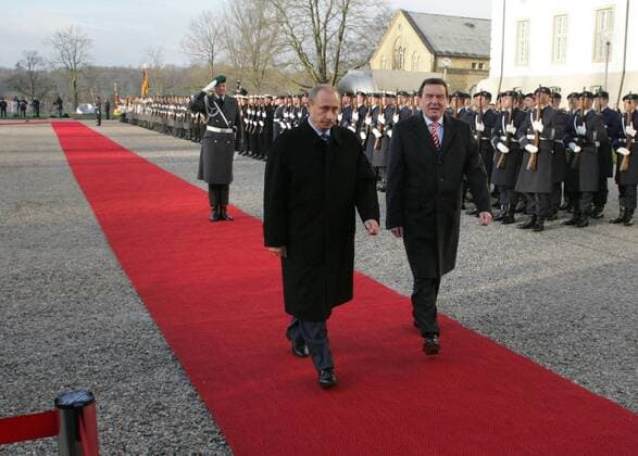 Bundeskanzler Gerhard Schroeder (r), SPD, und der russische Praesident Wladimir Putin beim Empfang mit militaerischen Ehren auf Schloss Gottorf anlaesslich der Deutsch-Russischen Regierungskonsultationen . 21.12.2004, Schleswig Deutschland Copyright: x©xbyxU.xGrabowskyx