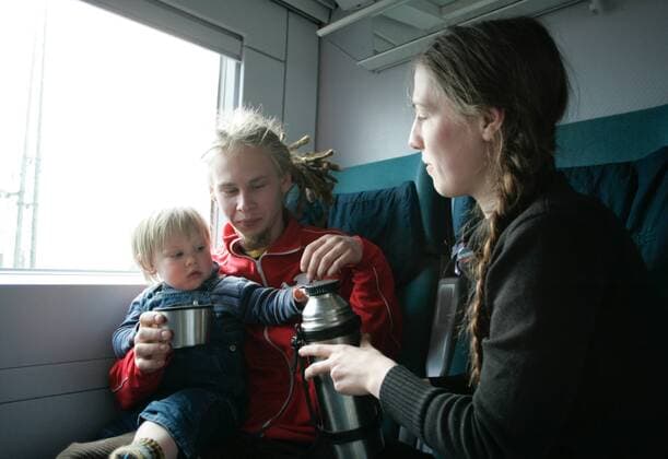 Junge Familie im Zug . Berlin , 27.04.2005 , Berlin Deutschland Copyright: xUtexGrabowskyx