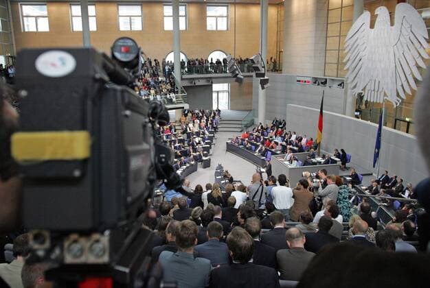 Uebersicht waehrend der Rede von Bundeskanzler Gerhard Schroeder , SPD , im Bundestag . Schroeder stellt den Abgeordneten die Vertrauensfrage , um durch eine gezielte Niederlage Neuwahlen des Bundestags ermoeglichen . Berlin , 01.07.2005, Berlin Deutschland Copyright: xThomasxKoehxlerx