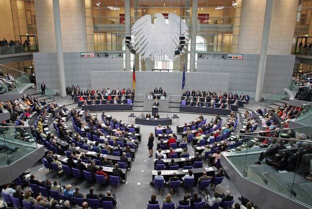 Uebersicht waehrend der Rede von Bundeskanzler Gerhard Schroeder , SPD , im Bundestag . Schroeder stellt den Abgeordneten die Vertrauensfrage , um durch eine gezielte Niederlage Neuwahlen des Bundestags ermoeglichen . Berlin , 01.07.2005, Berlin Deutschland Copyright: xThomasxKoehxlerx