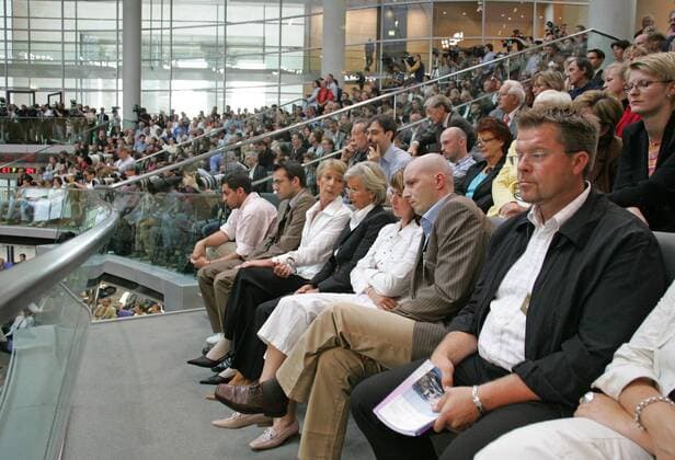 Vertrauensfrage im Bundestag : Die Besuchertribuene waehrend der Rede von Bundeskanzler Gerhard Schroeder , SPD , im Bundestag . Schroeder stellt den Abgeordneten in der Sitzung die Vertrauensfrage , um durch eine gezielte Niederlage Neuwahlen des Bundestags zu ermoeglichen . Berlin , 01.07.2005, , , Berlin Deutschland Copyright: xThomasxKoehxlerx
