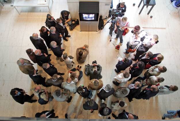 Vertrauensfrage im Bundestag : Journalisten verfolgen die Rede von Bundesaussenminister Joschka Fischer , Gruene , vor einem Fernseher im Bundestag . Bundeskanzler Gerhard Schroeder , SPD , stellt den Abgeordneten in der Sitzung die Vertrauensfrage , um durch eine gezielte Niederlage Neuwahlen des Bundestags zu ermoeglichen . Berlin , 01.07.2005, , , Berlin Deutschland Copyright: xThomasxKoehxlerx