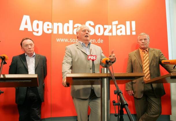 v. l. Peter SODANN , Schauspieler (bekannt als Tatort-Kommissar Ehrlicher) kandidiert bei der zuerwartenden Bundestagswahl fuer das Linksbuendnis aus PDS und WASG in Sachsen , Oskar Lafontaine , Spitzenkandidat der WASG und PDS ( Wahlalternative Arbeit und Soziale Gerechtigkeit ), Lothar Bisky , PDS Parteivorsitzender . Bei einer Pressekonferenz in der PDS-Parteizentrale . Berlin , 04.07.2005 , , , Berlin Deutschland Copyright: xThomasxKoehxlerx