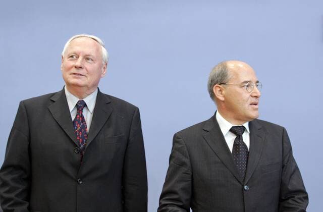 Oskar LAFONTAINE (l) und Gregor GYSI, Spitzenkandidaten des Buendnis der Linkspartei.PDS und der WASG ( Wahlalternative Arbeit und Soziale Gerechtigkeit ). Berlin , 05.08.2005 , , , Berlin Deutschland Copyright: xLiesaxJohannssenx