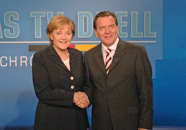 TV Duell zwischen Bundeskanzler Gerhard SCHROEDER , SPD , und Angela MERKEL , CDU Vorsitzende . TV duell between German Chancellor Gerhard SCHROEDER and Angela MERKEL , Chairman Christian Democratic Union ( CDU ) . Berlin Deutschland Copyright: xJuliaxFassbender BPA POOL phototx