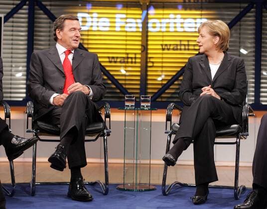 Bundeskanzler Gerhard SCHROEDER , SPD , und Unions - Kanzlerkandidatin Angela MERKEL vor Beginn der Aufzeichnung eines TV Duells zwischen den Parteivorsitzenden und Spitzendkandidaten der Parteien . Berlin , 12.09.2005 , Berlin Deutschland Copyright: xThomasxKoehxlerx