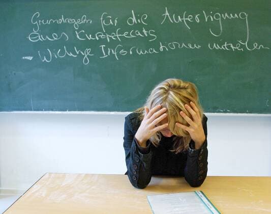 Symbolbild : Verzweifelte Lehrerin in einem Klassenzimmer . Berlin , 17.09.2005 , MODEL RELEASE vorhanden, MODEL RELEASED Berlin Deutschland Copyright: xLiesaxJohannssenx