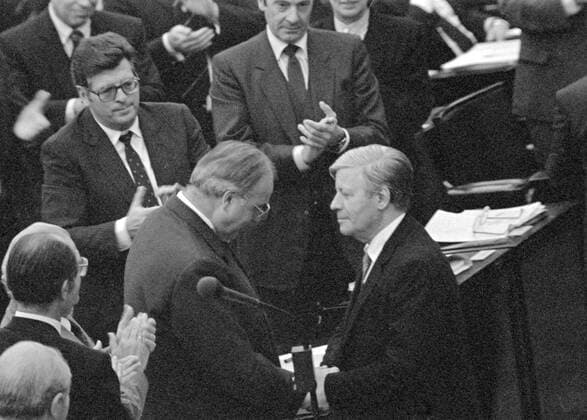 Bundeskanzler Helmut SCHMIDT ( SPD ) gratuliert Helmut KOHL ( CDU ), Fraktionsvorsitzender der CDU CSU , nach dem gewonnenen Misstrauensvotum im Plenum des Deutschen Bundestags. Bonn, den 01.10.1982 , Bonn Deutschland Copyright: xThomasxImox