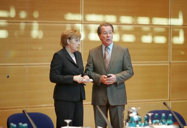 Die Parteivorsitzenden Angela MERKEL ( CDU , designierte Bundeskanzlerin ) und Franz MUENTEFERING ( SPD, designierter Arbeitsminister ) vor Beginn der Koalitionsverhandlungen zwischen SPD und Union im Willy-Brandt-Haus in Berlin . 27.10.2005 , , Berlin Deutschland Copyright: xThomasxKoehxlerx