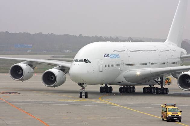 Erster Testbesuch des neuen und weltweit groessten Passagierflugzeugs Airbus A380 am Airport Frankfurt . Frankfurt am Main , 29.10.2005 Frankfurt am Main Deutschland Copyright: xThomasxImox