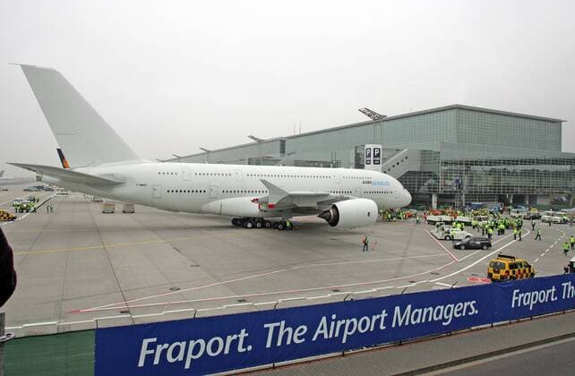 Erster Testbesuch des neuen und weltweit groessten Passagierflugzeugs Airbus A380 am Airport Frankfurt . Frankfurt am Main , 29.10.2005 Frankfurt am Main Deutschland Copyright: xThomasxImox