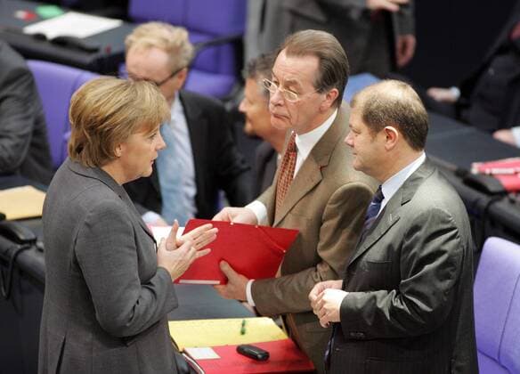 V. l.: Angela MERKEL , CDU Parteivorsitzende und Kanzlerkandidatin , Franz MUENTEFERING , SPD - Parteivorsitzender , und Olaf SCHOLZ , 1. Parlamentarischer Geschaeftsfuehrer der SPD-Fraktion im Bundestag . Angela MERKEL , Chairman of the Christian Democratic Union (CDU) , and designated Federal Chancellor , Franz MUENTEFERING , Chairman of the Social Democratic Party (SPD) , and Olaf SCHOLZ , 1. Secretary of the Pariament Social Democratic Party (SPD) . Berlin , 08.11.2005 , , Berlin Deutschland Copyright: xThomasxKoehxlerx