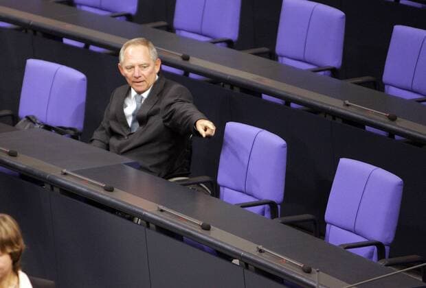 Wolfgang SCHAEUBLE , CDU , kuenftiger Bundesinnenminister , vor seiner Vereidigung im Bundestag auf der Regierungsbank. Berlin , 22.11.2005 , Berlin Deutschland Copyright: xThomasxImox